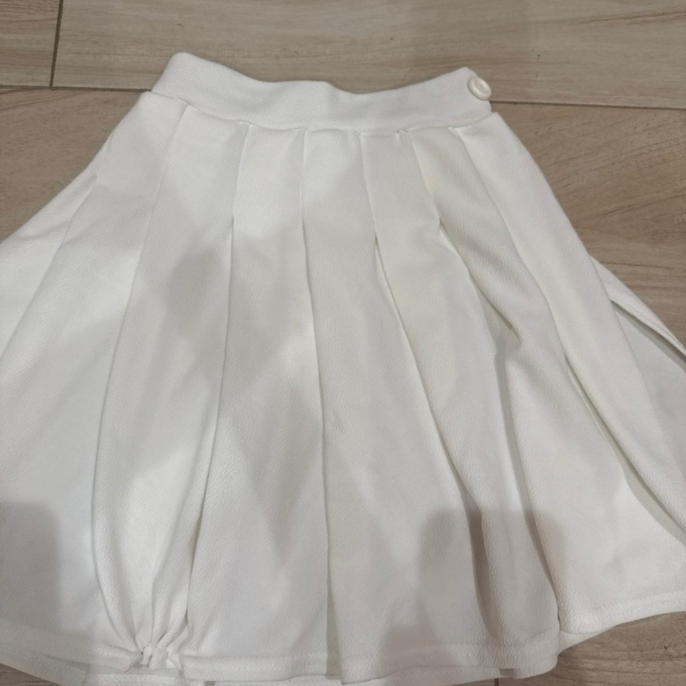 Elegant White Pleated Skirt